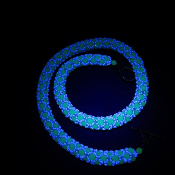 Netted Uranium glass bead necklace - Picture 12 of 12